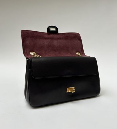 null CHANEL

Modèle " 255 " par Karl Lagerfeld

Sac à main en cuir d'agneau noir...