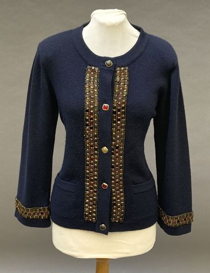 null CHANEL and LESAGE

Navy blue cashmere cardigan embellished with embroidery and...
