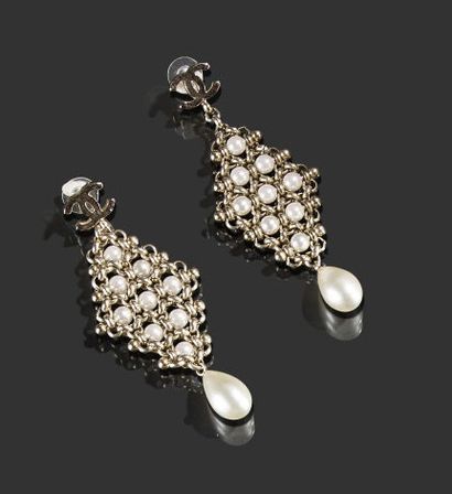 CHANEL

Pair of diamond-shaped earrings in...