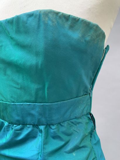 null Yves SAINT-LAURENT, Couture

Robe bustier turquoise à noeud en partie inférieure....