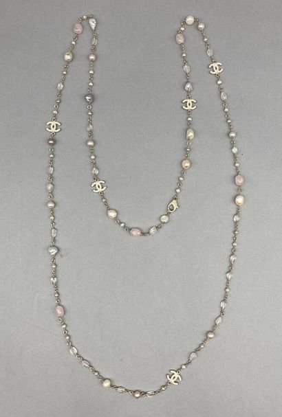 CHANEL

Long necklace in gilded metal. Decorated...