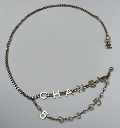 null CHANEL

Model "N°5

Chain belt with curb chain in gilded metal in. Pendant decorated...