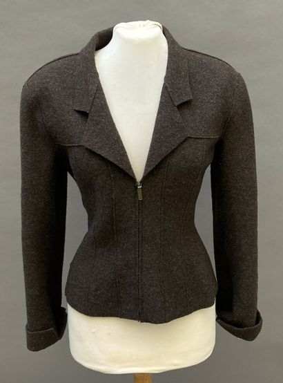 null CHANEL, Identification

Brown felt jacket. Zipper closure. 

Circa 1999

Size...
