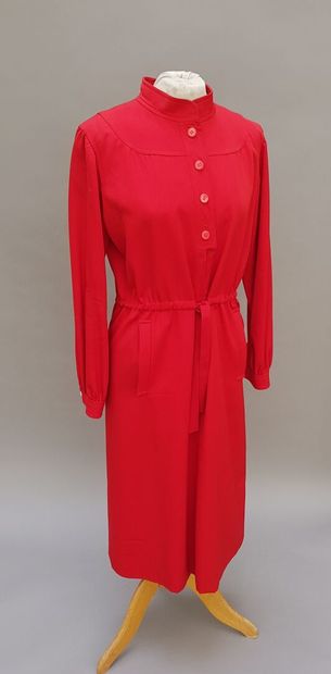 null Lot comprenant : 

- Emmanuel UNGARO, Paris

Collection Parallèle. 

Robe-blouse...