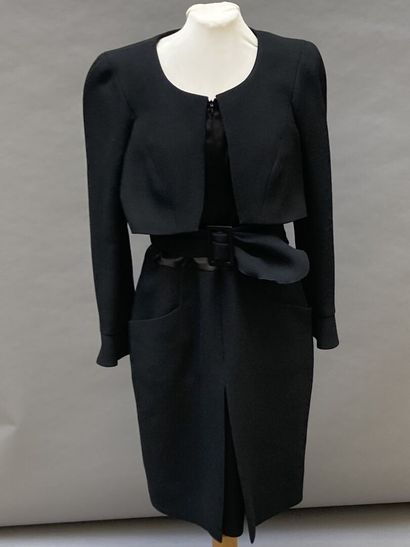 null CHANEL

Dress with fixed bolero and wool gabardine in black. Belted in silk...