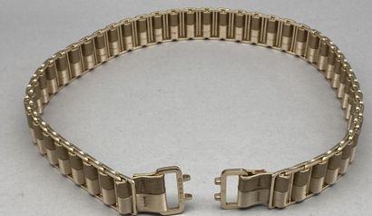 null Lot including :

- CHANEL

Belt cartridge in gold metal. Beige satin and black...