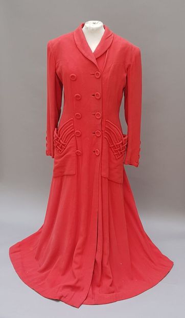 null L. MENDEL, Paris

Long manteau croisé et cintré rouge à motifs croisés de vannerie....