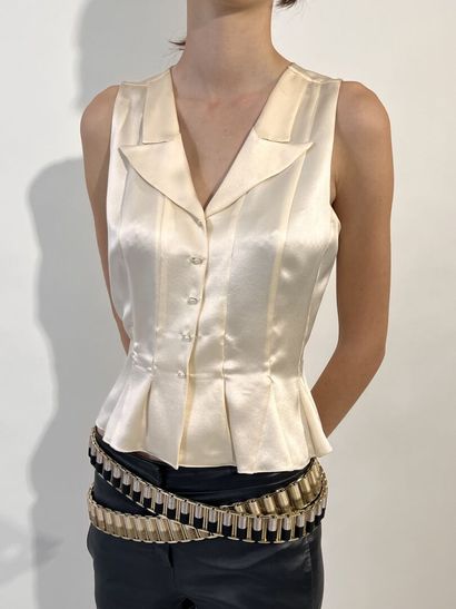 null CHANEL

Sleeveless blouse curved and finished with ivory satin basques. Closure...