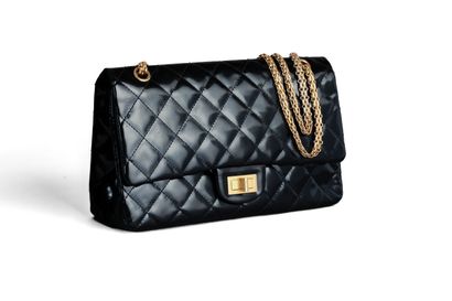 null CHANEL

Jumbo" model

Handbag with double flap in black patent leather. Exterior...