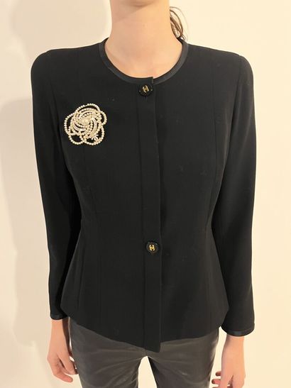 null CHANEL, Boutique

Jacket in black wool crepe and black satin gimp. Circular...