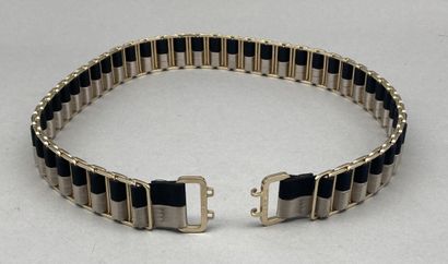 null Lot including :

- CHANEL

Belt cartridge in gold metal. Beige satin and black...