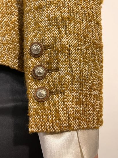 null CHANEL

Saffron tweed jacket. Two patch pockets. Sleeves with buttoned cuffs...