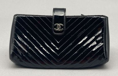 null CHANEL

Patent leather wallet black quilted herringbone. Flap closure with silver...