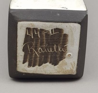 null Jaap RAVELLI (1916-2011)

Petit vase tronconique à pans coupés en céramique...