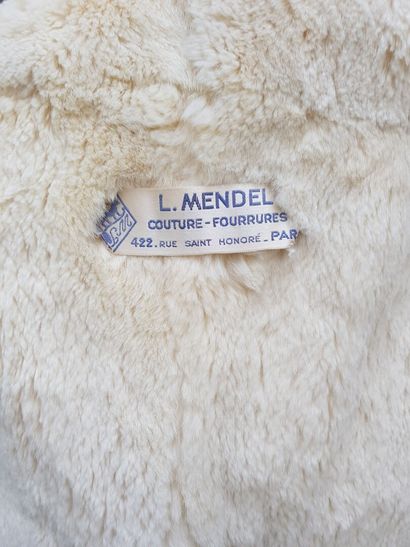 null L. MENDEL, Paris

Long manteau croisé et cintré rouge à motifs croisés de vannerie....
