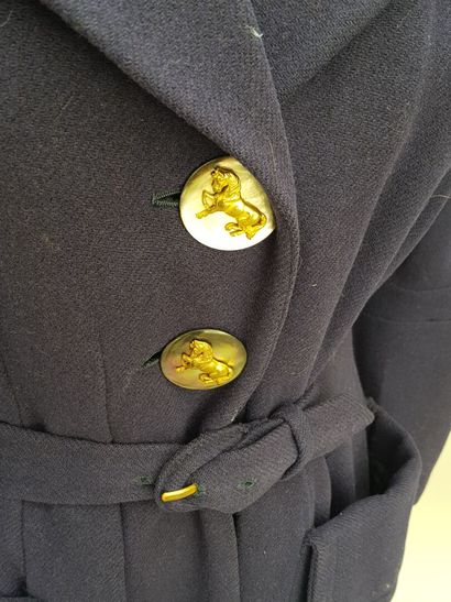 null Lot comprenant : 

- HERMÈS

Manteau long en laine. Fermeture à boutons bijoux...