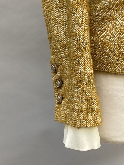 null CHANEL

Saffron tweed jacket. Two patch pockets. Sleeves with buttoned cuffs...