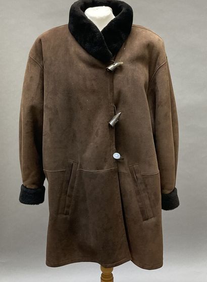 Brown sheepskin coat. Closure 