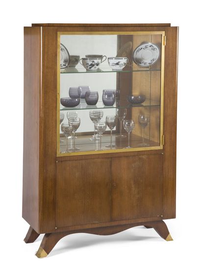 null Jules LELEU (1883-1961)

Vitrine droite en acajou et placage d'acajou. Ouvre...