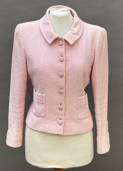 null CHANEL, Boutique

Candy pink cotton jacket. Herringbone decoration. Two patch...