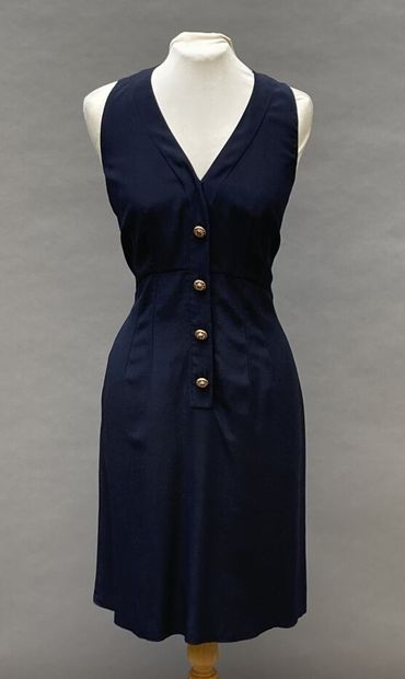 null CHANEL

Sleeveless dress with American cutout in silk and navy silk crepe. Closing...