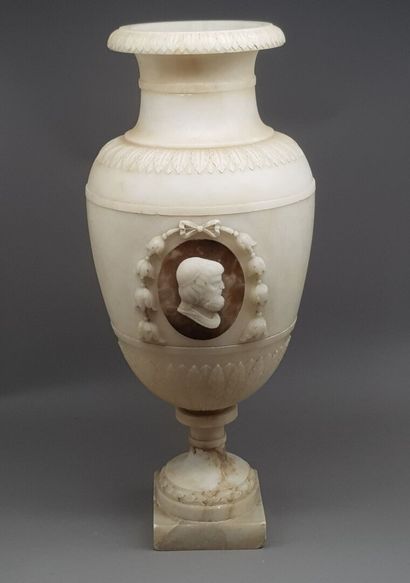 null Grand vase de forme balustre en albâtre mouluré et sculpté à incrustation d'onyx...