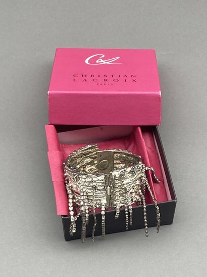 null CHRISTIAN LACROIX
Bracelet manchette, en métal argenté, à décors de perles,...
