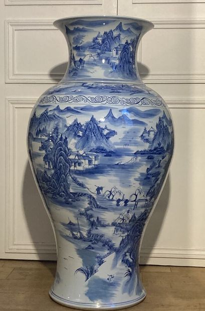 null Important vase balustre à col évasé en porcelaine bleu blanc à décor de paysages...