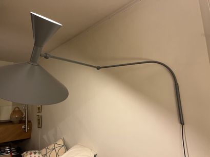 null D'après LE CORBUSIER (1887-1965)
Lampe d'applique articulée en aluminium peint...