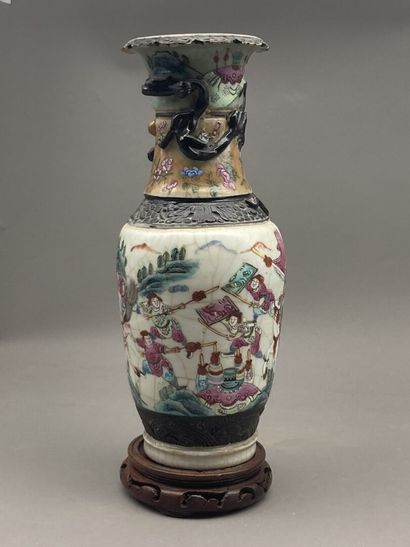 null Lot comprenant: 
- Réunion de trois vases de Nankin en grès porcelaineux craquelé...