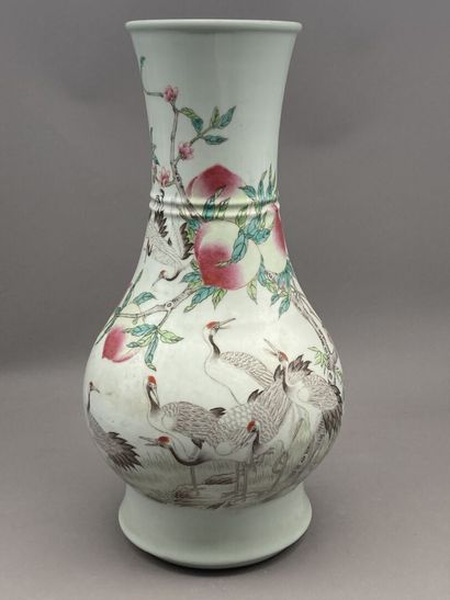 null Vase de forme balustre à col évasé en porcelaine à décor émaillé d'aigrettes...
