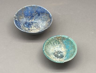 null Deux bols en céramique
Pâte siliceuse à glaçure cobalt et turquoise
Iran, probablement...