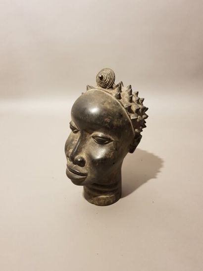 null Lot comprenant: 
- Tête royale en bronze dans l'ancien style du palais de Bénin...