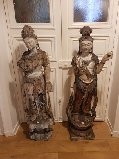 null Paire de grandes statues de Guan Yin en bois peint patiné, l'une représentée...