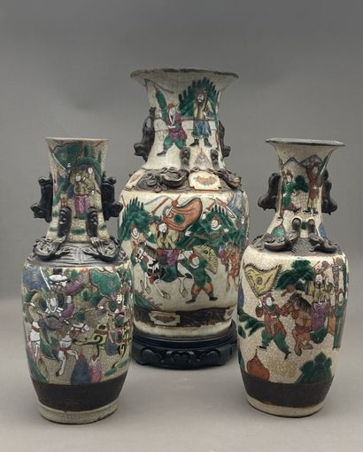 null Lot comprenant: 
- Réunion de trois vases de Nankin en grès porcelaineux craquelé...