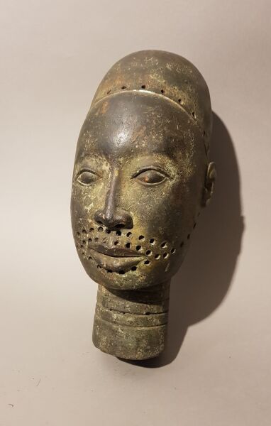 null Lot comprenant:
- Tête royale en bronze dans l'ancien style du royaume d'Ifé....