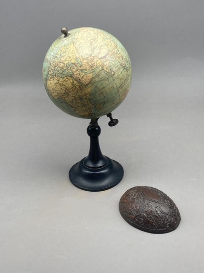 null Lot comprenant: 
- Globe terrestre en carton et plâtre lithographié, échelle...