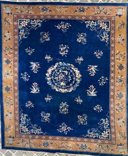null Important tapis à franges en laine à décor polychrome d'emblèmes bouddhiques...