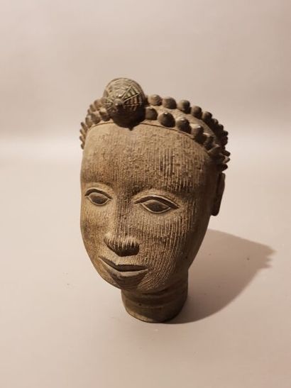 null Lot comprenant:
- Tête royale en bronze dans l'ancien style du royaume d'Ifé....