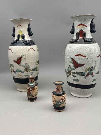 null Paire de vases de Nankin en grès porcelaineux craquelé à décor émaillé polychrome...