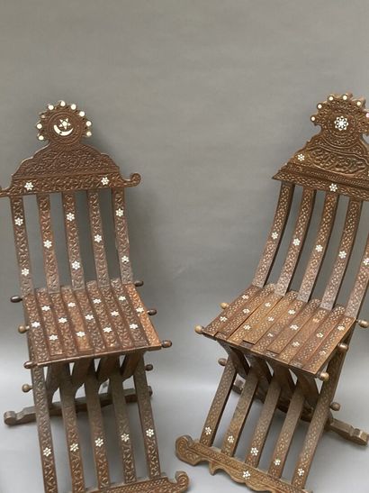 null Paire de chaises pliantes en bois exotique à décor en incrustations de nacre...