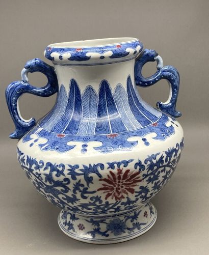 null Vase de forme hu à deux anses en porcelaine à décor bleu blanc. La panse ornée...