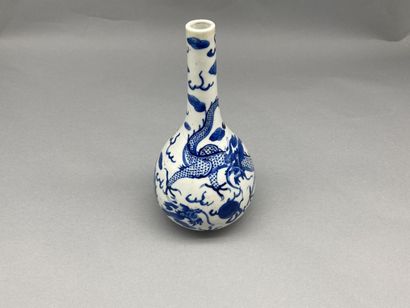 null Vase soliflore en porcelaine bleu et blanc dit "bleu de Hué" à décor d'un dragon...