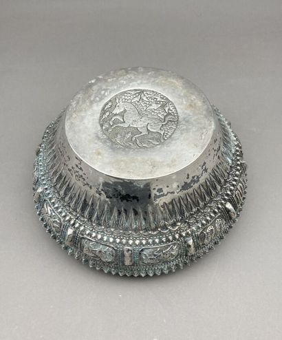 null Offering bowl in silver 925°/°° low title with rich chased and embossed decoration...