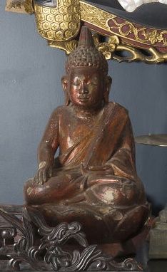 Bouddha en bois laqué doré.
Représenté assis...