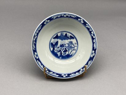 null Lot comprenant: 
- Un bol sur talon en porcelaine bleu et blanc dit "bleu de...