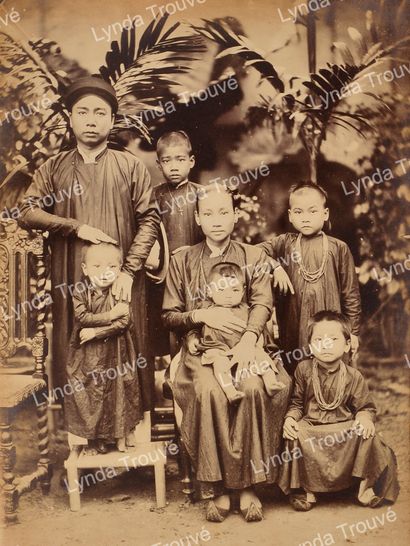 null 1900.
Album photo présentant diverses vues de Saïgon et ses alentours. 
Album...