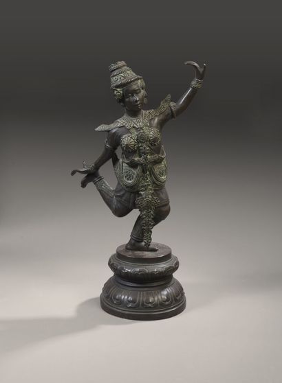 null Ecole de BIEN HOA.
Danseuse khmère. 
Importante statue en bronze à patine brun-vert...