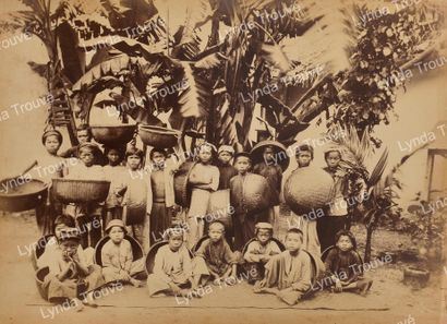 null 1900.
Album photo présentant diverses vues de Saïgon et ses alentours. 
Album...