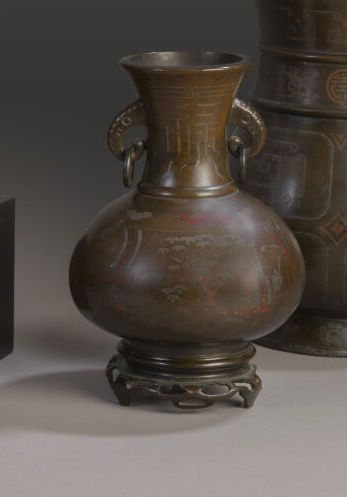 Un petit vase balustre en bronze à décor...